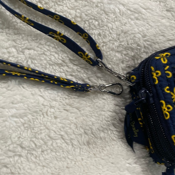 🆕❄️Vera Bradley RFID All-in-One Crossbody “Snow Globe Motifs” - Picture 7 of 10